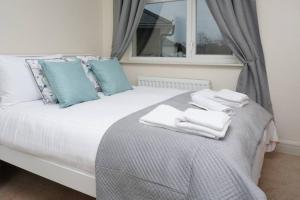 a bedroom with a bed with towels on it at Cornwallis House in Oxford