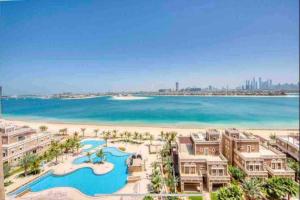 vista sulla spiaggia del resort di Balqis Residense Palm Jumeirah,Pool, Beach, Top floor, Full sea view, Restaurants a Dubai