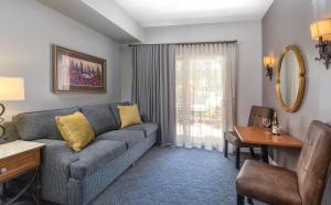 uma sala de estar com um sofá e uma mesa em Vino Bello Resort em Napa