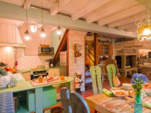 - une cuisine avec une table et un comptoir dans l'établissement Belvilla by OYO Cas do Mestre, à San Salvador