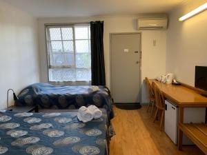 Postel nebo postele na pokoji v ubytování Beaconsfield Lodge Motel