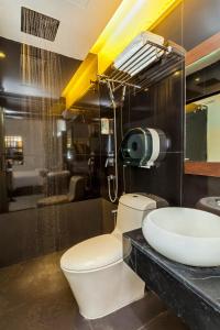 uma casa de banho com um WC e um lavatório em Time Hotel Sunway em Petaling Jaya