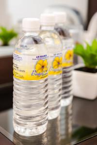 duas garrafas de água sentadas numa mesa em Time Hotel Sunway em Petaling Jaya