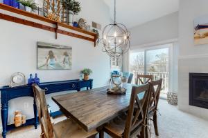 een eetkamer met een houten tafel en stoelen bij Sea Colony - 54049 Seashell in Bethany Beach