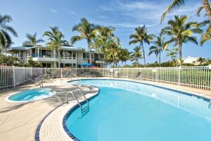 Holua Resort في كيلوا كونا: وجود مسبح في المنتجع مع أشجار النخيل