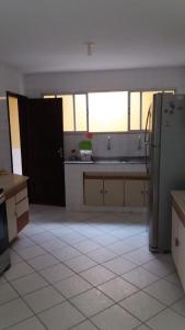 een keuken met een koelkast en een tegelvloer bij Beira Mar in Salvador