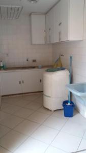 サルバドールにあるBeira Marのキッチン(部屋の中央に大きなバスタブ付)