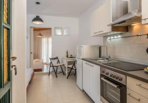 Ett kök eller pentry på Apartments Milica - sea view