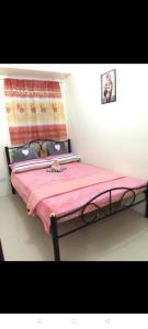 - un lit dans une chambre avec une couverture rose dans l'établissement Urban Deca Tondo Manila by Gracey's Place Unit 3, à Manille