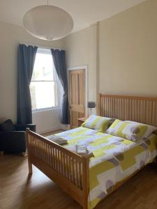 Un dormitorio con una cama grande y una ventana en Bass Rock Beachside Flat en North Berwick