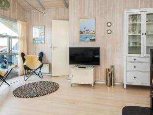 un soggiorno con TV a schermo piatto e sedie di Three-Bedroom Holiday home in Sjølund 1 a Hejls