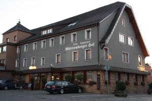 ein Gebäude mit einem davor geparkt in der Unterkunft Hotel Württemberger Hof Garni in Rottenburg
