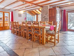 Pretty Chalet with Sauna Skiing Nearby في بيسي-نانكرويكس: غرفة طعام مع طاولة وكراسي خشبية طويلة