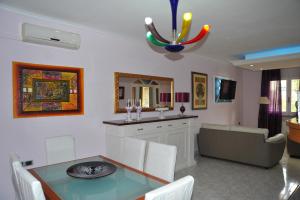 Televízia a/alebo spoločenská miestnosť v ubytovaní B&B Capo Altano