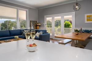 - une cuisine et un salon avec deux verres de champagne dans l'établissement Marysville Luxury Villa, à Marysville