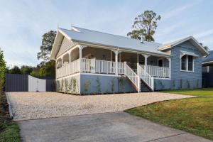 une maison avec un porche et une clôture dans l'établissement Marysville Luxury Villa, à Marysville