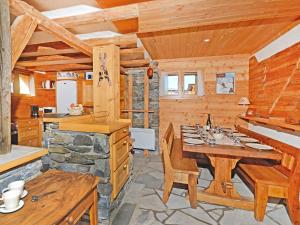 A restaurant or other place to eat at Nice apartment in a great location in Willingen-Oberland