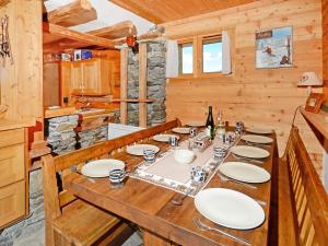 A restaurant or other place to eat at Nice apartment in a great location in Willingen-Oberland