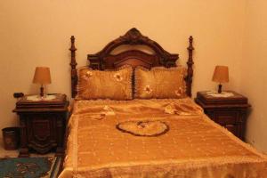 una camera da letto con un grande letto con due tavolini di Maged Pyramids View Inn a Il Cairo Altre 37 foto