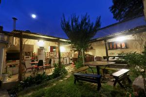 a patio at night with a table and chairs at CasArte Takubamba B&B in Sucre