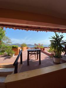 una mesa en un balcón con vistas al océano en la vista the view en Zihuatanejo