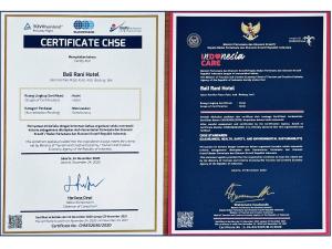 twee exemplaren van een certificaat van zorgbrochure bij Bali Rani Hotel in Kuta