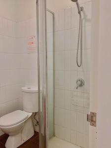 墨爾本的住宿－CarricHouse，带淋浴、卫生间和淋浴的浴室