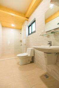 馬公市的住宿－澎湖順盈民宿，一间带卫生间和水槽的浴室