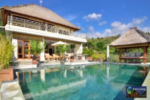 a swimming pool in front of a villa at Villa Oscar in Temukus