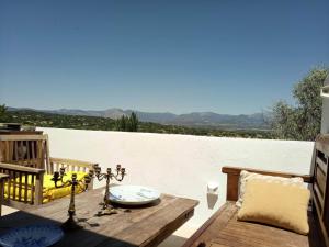 um pátio com uma mesa e vista para as montanhas em Belvilla by OYO Casa Alegr a em Galapagar