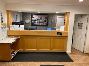 ein Wartezimmer mit einer Theke und einer Kasse in der Unterkunft Super 8 by Wyndham 100 Mile House in One Hundred Mile House