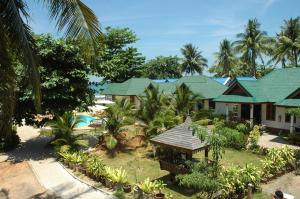 eine Luftansicht eines Resorts mit Pool in der Unterkunft Ocean View Resort in Ko Lanta