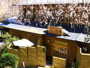 吉野的住宿－美吉野櫻庵賓館，上面有标志的建筑