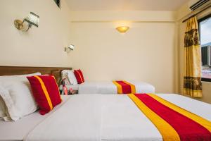 Uma cama ou camas num quarto em Hotel Garuda Inn