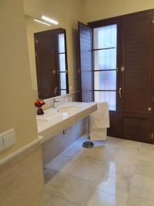 łazienka z dużą umywalką i dużym lustrem w obiekcie Habitaciones Casa Sevillana Centro w Sewilli +22 zdjęcia