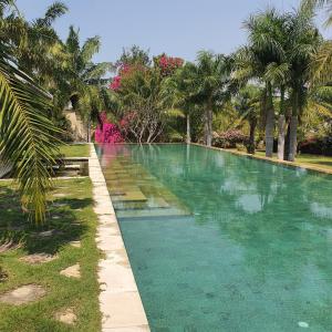 Bazén v ubytování Tropical villa in the Bangsare hills near Pattaya nebo v jeho okolí