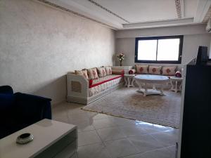 un soggiorno con divano e tavolo di Residence Ires 1 a Tangeri
