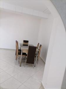 una sala da pranzo con tavolo e sedie di Residence Ires 1 a Tangeri