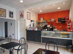 ​​唐卡拉布里亚卡萨费里歌剧院酒店的咖啡和沏茶工具