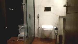 un bagno con wc e doccia in vetro di Hotel Aksh Inn a Jaipur