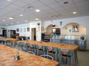 ​​唐卡拉布里亚卡萨费里歌剧院酒店的厨房或小厨房