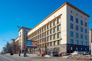 un grande edificio bianco sul lato di una strada di AFFONYKATE hotel - "АФФОНИКЕЙТ отель" a Mosca