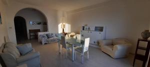 sala de estar con mesa y 2 sillas en Appartamento Taormina Giardini-Naxos, en Giardini Naxos