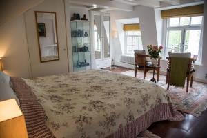 a bedroom with a bed and a table and chairs at Prinsen Apartment in Amsterdam