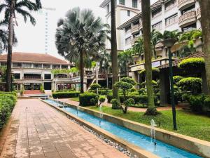 Kolam renang di atau di dekat POOL VIEW 2 ROOM Mahkota Hotel Melaka