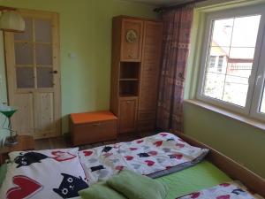 Cama o camas de una habitación en Zielony Domek - Tleń Bory Tucholskie
