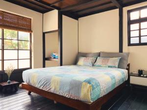 Una cama o camas en una habitación de 眷待期休憩所眷村民宿