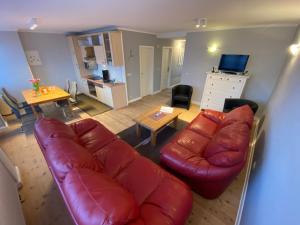 uma sala de estar com um sofá de couro e uma mesa em Insel-Poel-Ostseeurlaub de em Insel Poel