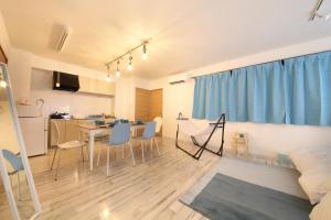Il comprend une cuisine et un salon avec une table et des chaises. dans l'établissement Ex2 House Imamiya 202, à Osaka