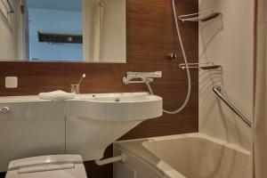 石垣島にある HOTEL十日三日 (トゥカ　ミーカ）のバスルーム(洗面台、トイレ、シャワー付)